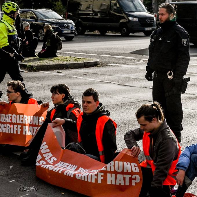 Aktivisten der Strassenblockaden sind mit Windeln ausgerüstet