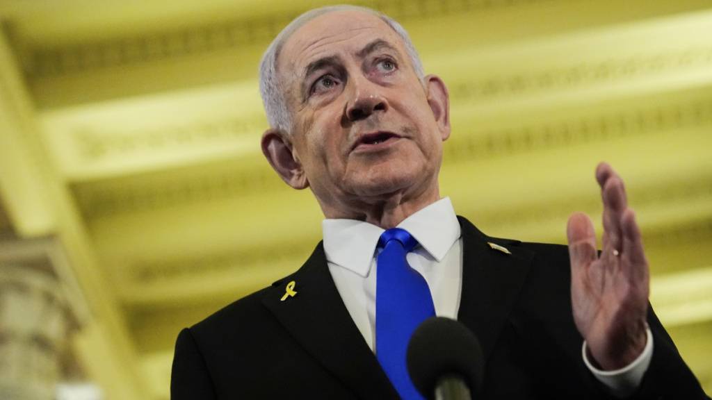 ARCHIV - Benjamin Netanjahu, Ministerpräsident von Israel, spricht zu Reportern. Foto: Julia Demaree Nikhinson/AP/dpa