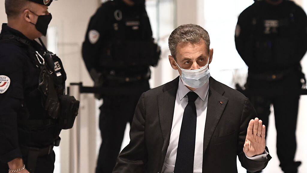 Nicolas Sarkozy, ehemaliger Präsident von Frankreich, trifft zu einer Anhörung in einem Gerichtsgebäude ein. Foto: Stephane De Sakutin/AFP/dpa
