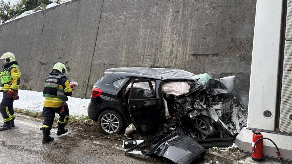 Ein 62-jähriger Mann prallte am Freitag mit seinem Auto gegen ein Tunnelportal und erlitt dabei lebensbedrohliche Verletzungen.