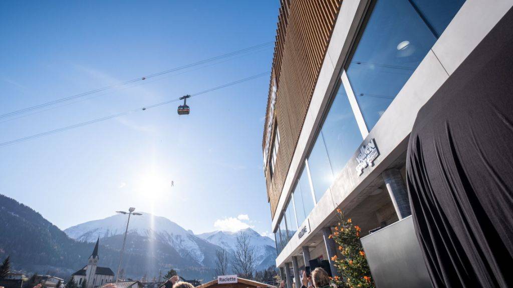 In Fiesch VS sind am Samstag eine neue 10er Seilbahn auf die Fiescheralp und ein neuer Bahnhof der Matterhorn Gotthard Bahn feierlich eingeweiht worden.