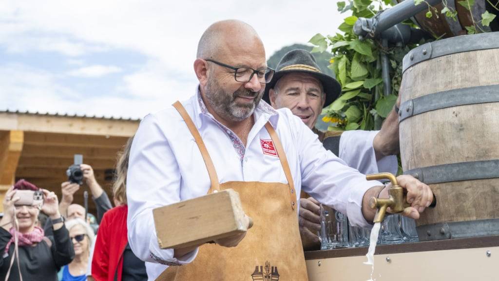 Jakob Kamm, der OK-Präsident des Eidgenössischen Schwing- und Älplerfests (ESAF) sticht zur offiziellen Eröffnung ein Bierfass an.
