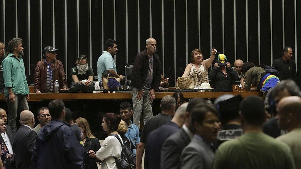Rund 40 rechtsgerichtete Demonstranten drangen in das brasilianische Parlament ein. Sie forderten einen Militärputsch.