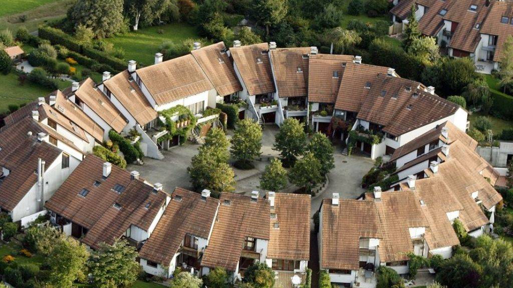 Schweizer mögen Wohneigentum: Mehr als ein Drittel aller Haushalte liegt in den eigenen vier Wänden, die Hälfte davon in einem Einfamilienhaus - und wenn es auch nur ein kleines ist wie hier in Benglen bei Zürich. (Symbolbild)