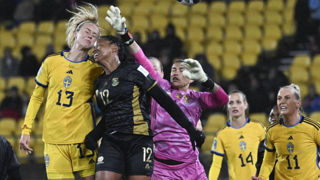 Amanda Ilestedt (links) köpfelt die Schwedinnen zum Startsieg