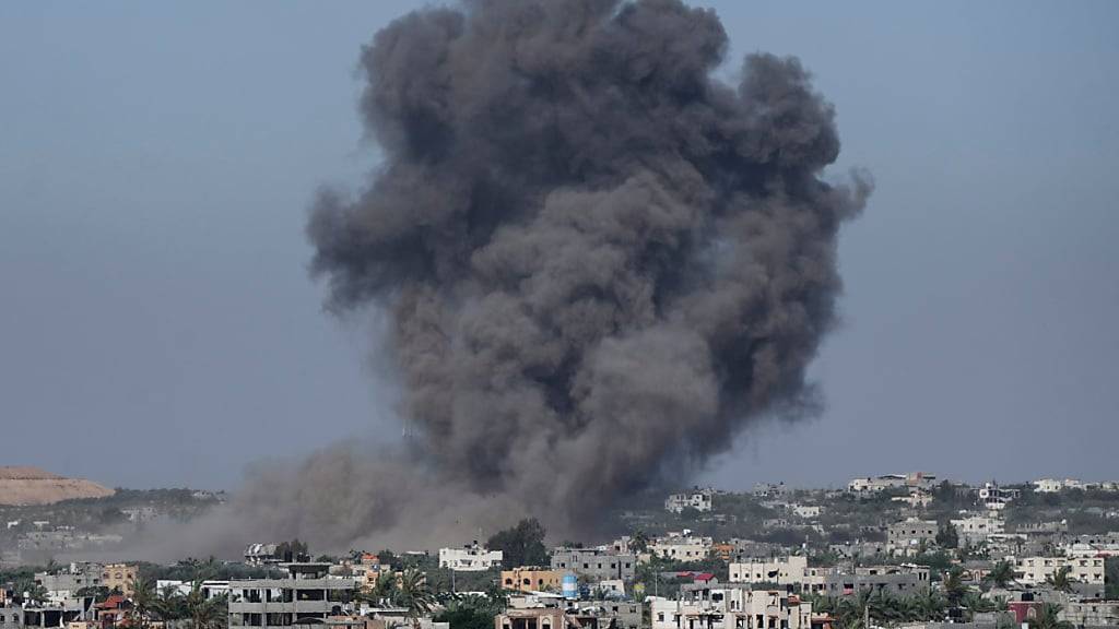 ARCHIV - Nach einem israelischen Luftangriff steigt Rauch auf. Foto: Abdel Kareem Hana/AP/dpa