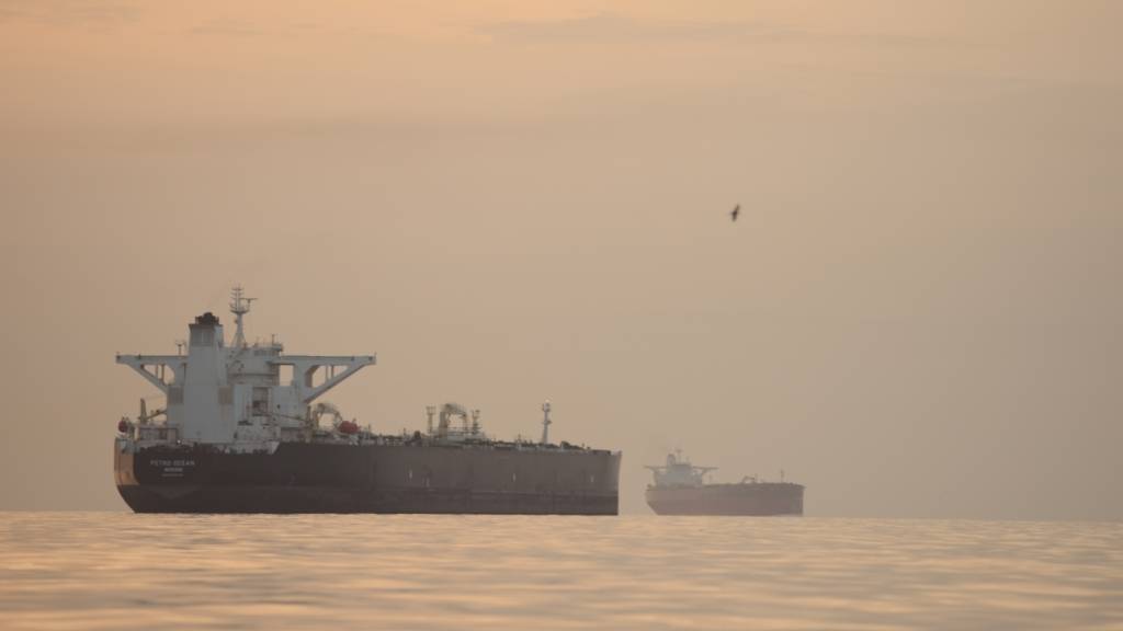 ARCHIV - Tanker ankern in der Straße von Hormuz vor der Küste der Insel  Qeschm. Foto: Asghar Besharati/AP/dpa