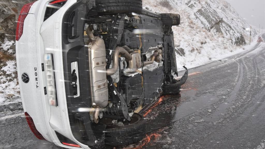 Schneebedeckte Bündner Strassen sorgten in dieser Saison bereits zu drei Verkehrsunfällen wie hier in Splügen.