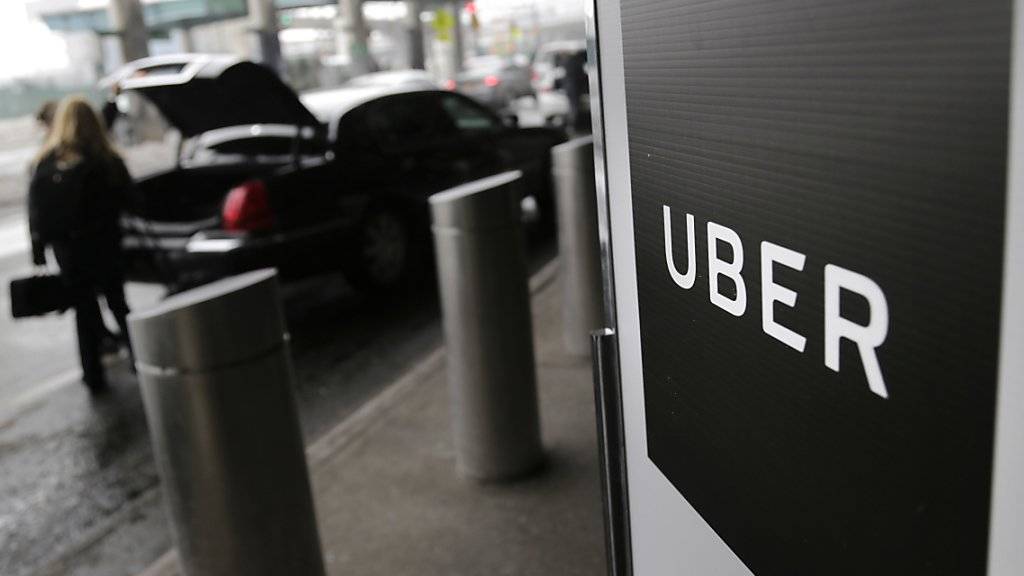 Noch verdient der Taxidienstvermittler Uber kein Geld. Im Bild: Pick-Up-Point für Uber-Passageire am Flughafen La Guardia in New York. (Archivbild)