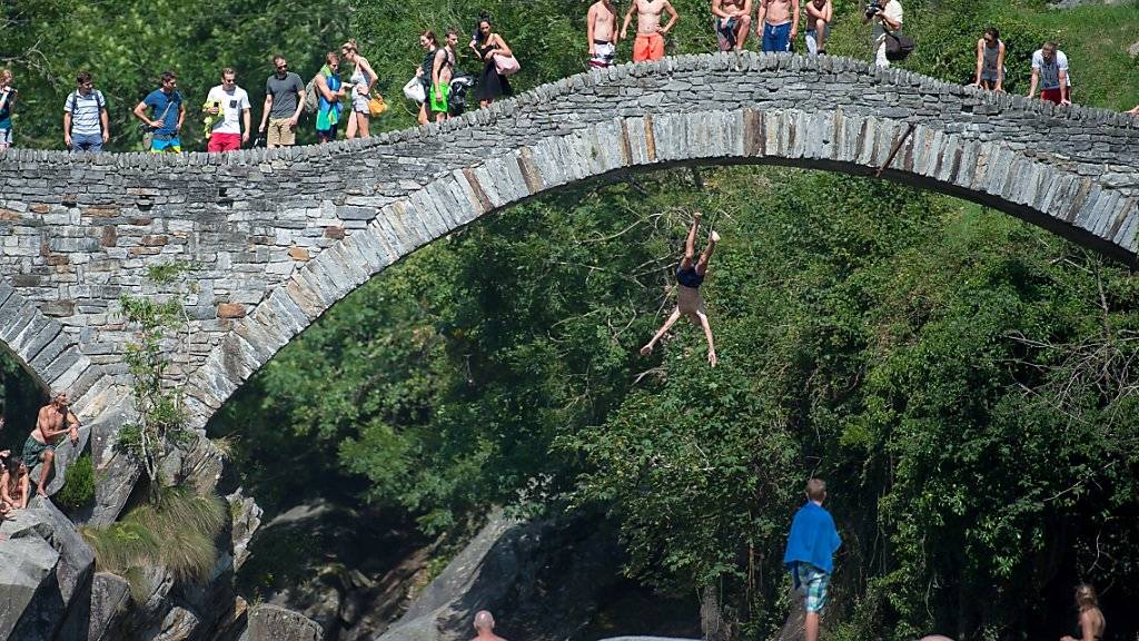Die Römerbrücke bei Lavertezzo ist ein beliebter Badeort. Das Schwimmen im Fluss hat aber seine Tücken und fordert immer wieder Todesopfer. (Archiv)