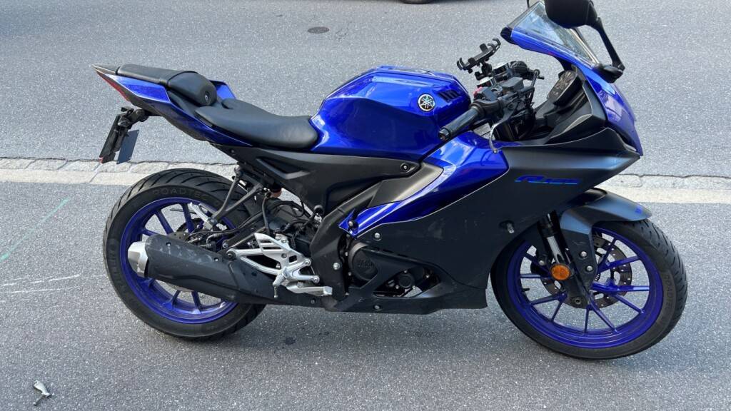 Eine 17-jährige Motorradfahrerin kollidierte mit einem Auto und verletzte sich dabei.