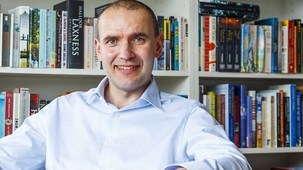 Ein Politik-Neuling wird neuer Präsident Islands: der Historiker Jóhannesson in seiner Privatbibliothek in Reykjavik.