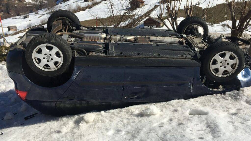 Das Auto landete beim Unfall auf einer Wiese auf dem Dach im Schnee. Der Fahrer blieb unverletzt.