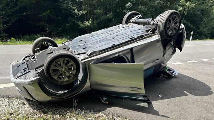 Auto landet auf dem Dach – Lenkerin und Baby bleiben unverletzt