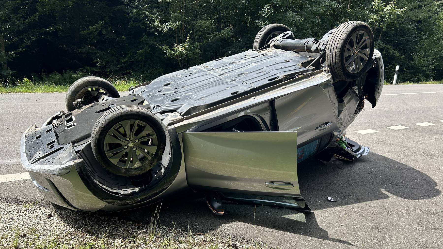 Unfall Bremgarten: Peugeot auf dem Dach gelandet
