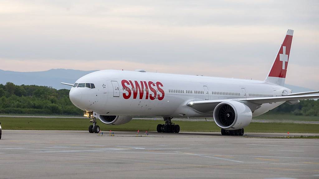 Ein Flugzeug des Typs Boeing 777 der Swiss blieb am Samstag in Astana in einer Wiese stecken. (Archivbild)