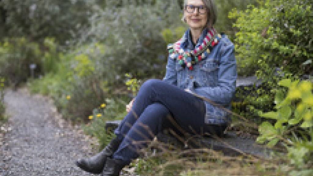 Für die Autorin Nadine Olonetzky ist der Botanische Garten in Zürich von besonderer Bedeutung: Als sie 15 Jahre alt war, hat ihr Vater ihr dort erzählt, wie er als Jude die Shoah überlebt hat und die Schweiz gekommen ist. Sie hat die Geschichte ihrer väterlichen Familie aufgeschrieben.