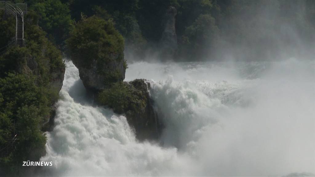 754'000 Liter pro Sekunde: Touristen sind vom massiven Wasserpegel am Rheinfall fasziniert