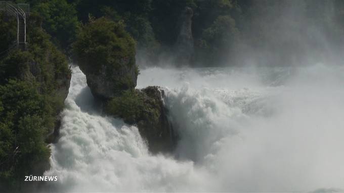 754'000 Liter pro Sekunde: Touristen sind vom massiven Wasserpegel am Rheinfall fasziniert