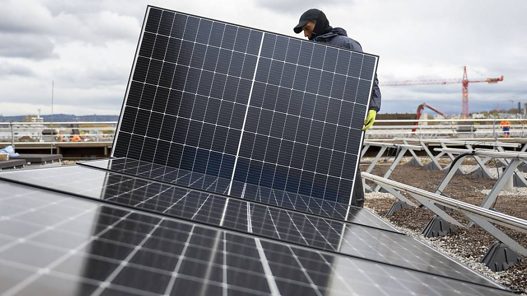 Die Berner Regierungsrat sieht Handlungsbedarf bei der Nutzung von Solarenergie, genau wie die Initanten der Solarinitiative - doch der Weg ist umstritten. (Symbolbild)