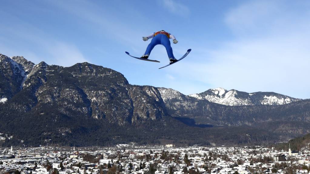 Halvor Egner Granerud scheint über den Dächern von Garmisch-Partenkirchen zu fliegen.