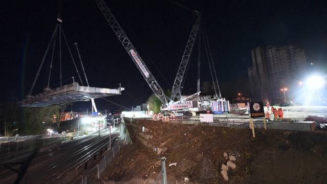 Grösster Raupenkran der Schweiz hebt Schönenwerdbrücke aus