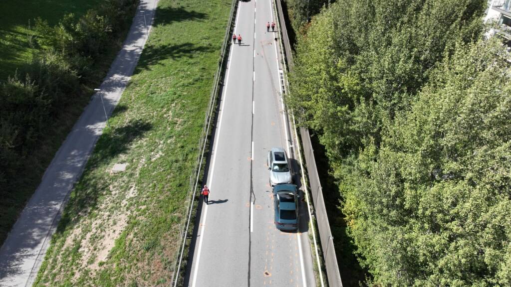 Zwei der drei am Unfall beteiligten Autofahrer mussten ins Spital gebracht werden.