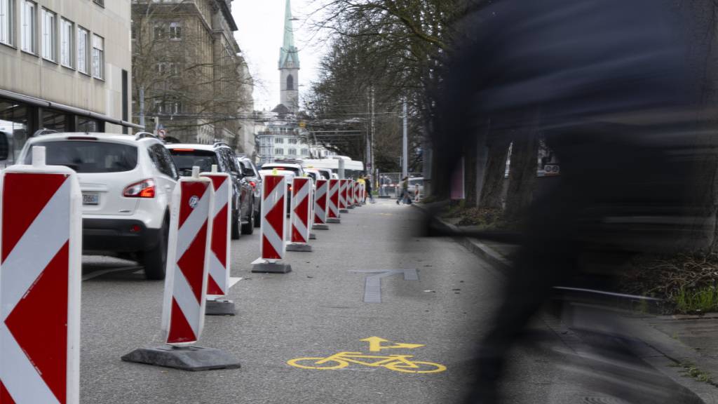 Die temporäre Velospur am Neumühlequai war nicht rechtens, sagt das Zürcher Verwaltungsgericht. (Archivbild)