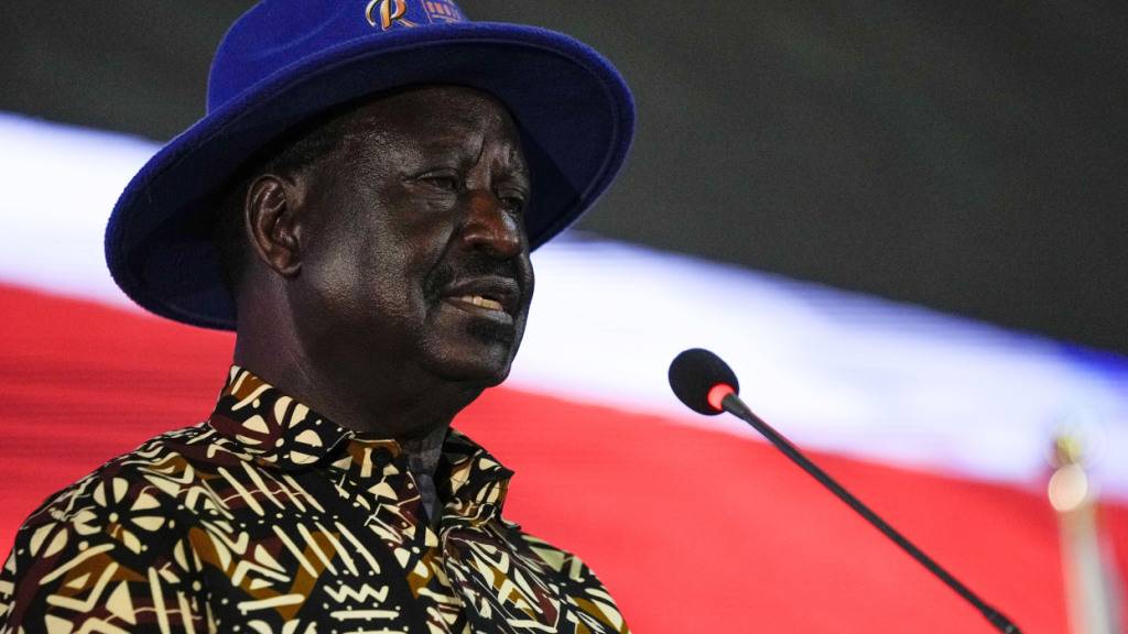 ARCHIV - Raila Odinga, ehemaliger Ministerpräsident von Kenia und Präsidentschaftskandidat, hält eine Ansprache an die Nation in seiner Wahlkampfzentrale. Im ostafrikanischen Kenia ist der bisherige Vizepräsident Ruto zum neuen Staatschef gewählt worden. Foto: Ben Curtis/AP/dpa