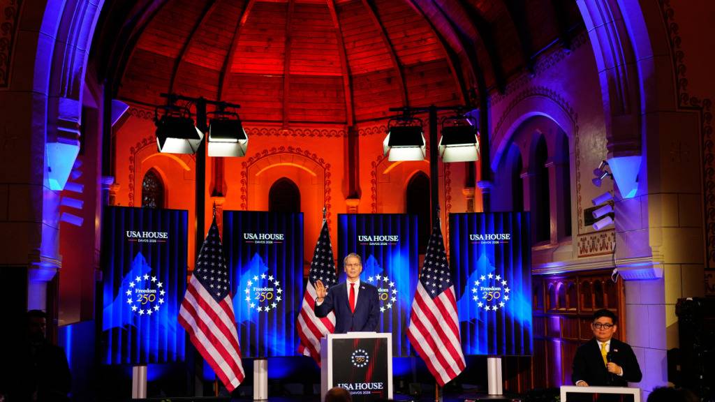 US-Finanzminister Scott Bessent spricht in einer Davoser Kirche, in welcher das USA House eingerichtet wurde. (Archivbild)