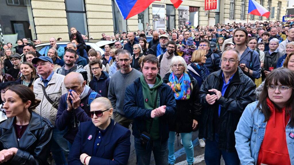 Teilnehmer eines Marsches, der vom Verein Million Moments for Democracy organisiert wurde, demonstrieren für die Unabhängigkeit der öffentlich-rechtlichen Medien in Tschechien. Foto: ·álek Václav/CTK/dpa