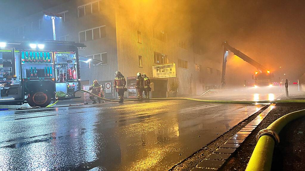 In Buchs SG ist am Mittwochabend ein Brand in einem Recyclingbetrieb ausgebrochen. Das Feuer brachte Rauch und unangenehmen Geruch über die Gemeinde. Die Löscharbeiten dauerten an.