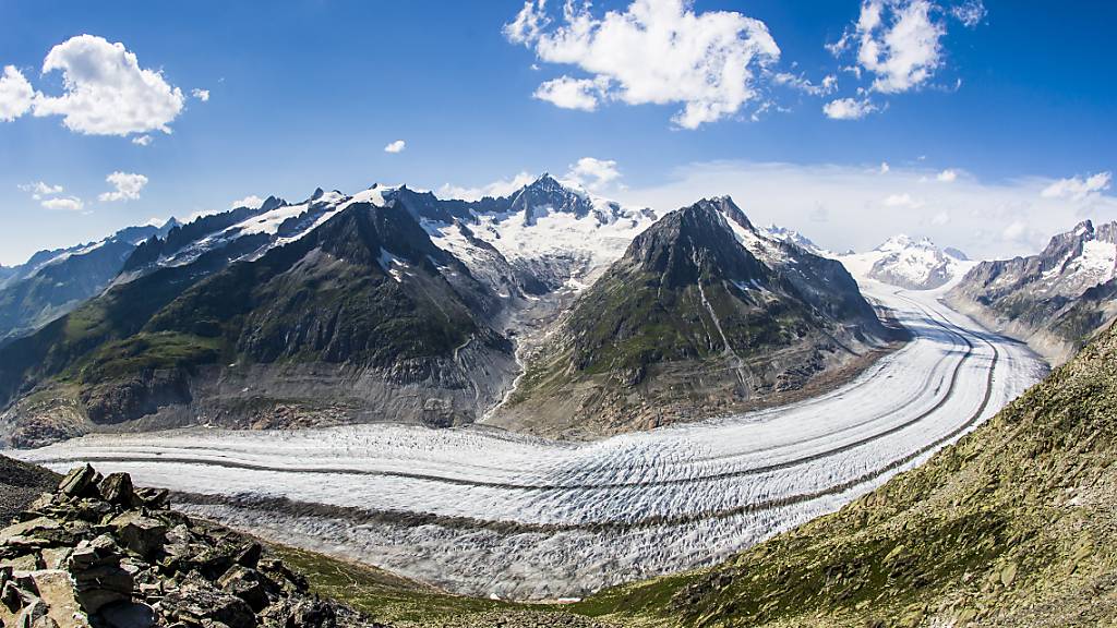 Weil die Gletscher schmelzen, wird die Abflussmenge an Wasser grösser. Blick auf den Aletschgletscher vom Eggishorn ob Fiesch VS aus. (Archivbild)