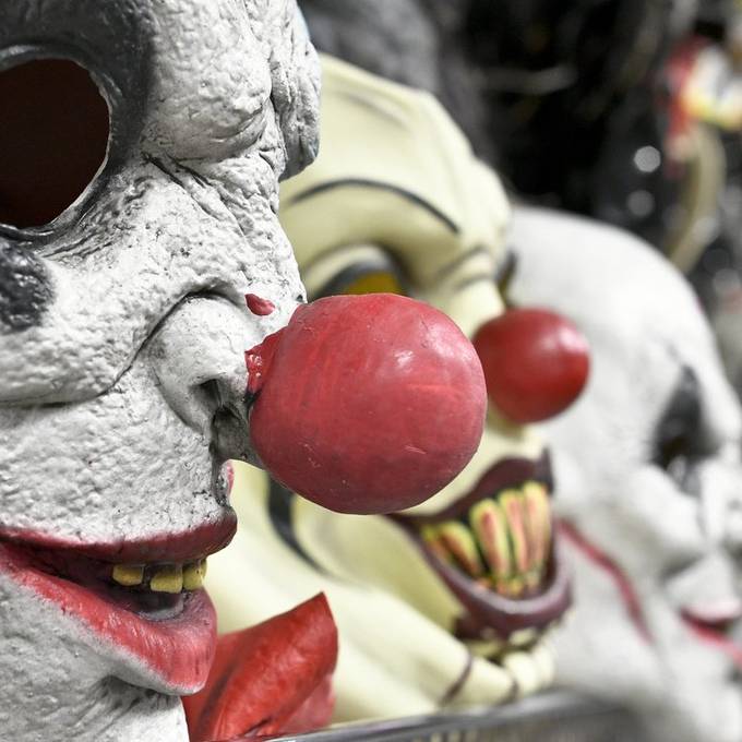 Jugendliche verkleiden sich als Horror-Clowns
