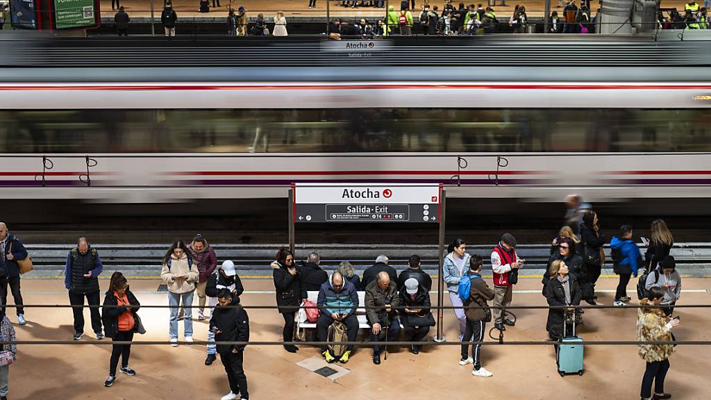 Fahrgäste warten auf dem Bahnhof Atocha auf einen Zug. Foto: Bernat Armangue/AP/dpa