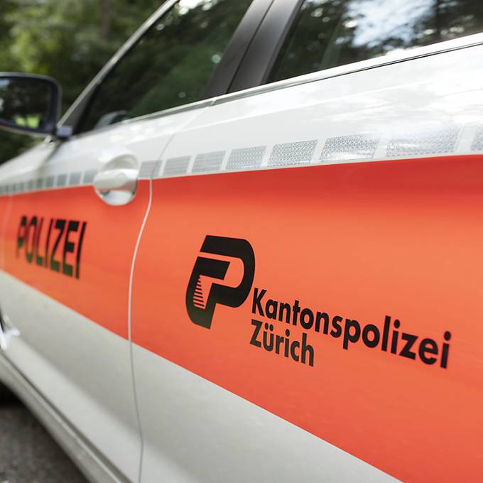 Fussballfans beim Bahnhof Urdorf Weihermatt – Polizei ist vor Ort