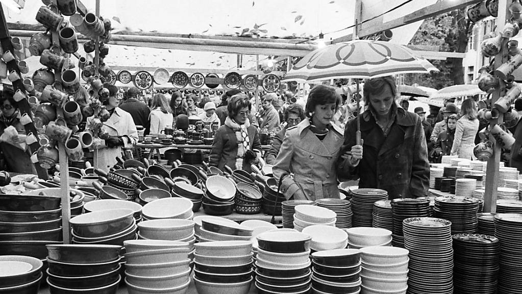 Der Häfelimarkt auf dem Petersplatz im Jahr 1974.