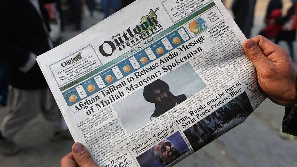 Ein Zeitungsausschnitt vom Dezember 2015 zeigt das Gesicht des Taliban-Anführers Mullah Mansur. Die USA griffen mit einer Drohne ein Auto an, in dem er sich befunden haben soll. Ob er tot ist, ist noch nicht bestätigt. (Archivbild)
