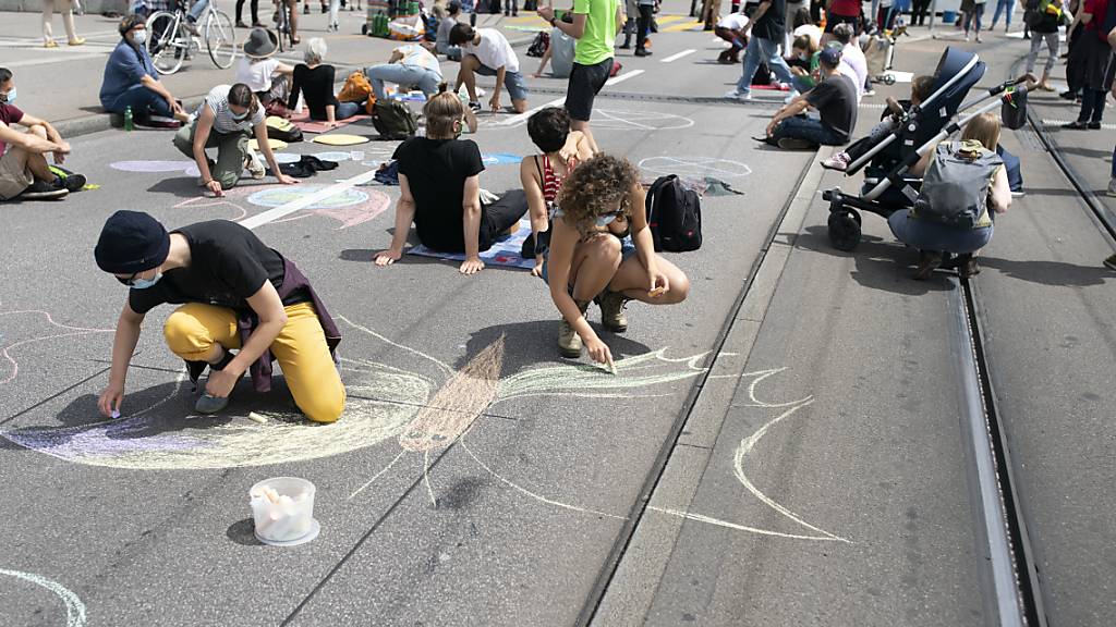 Aktivisten der Extinction Rebellion während eines Protestes am 20. Juni in Zürich. Für Ende September rufen zahlreiche Klimaorganisationen zu weiteren Aktionen des zivilen Ungehorsams aus. (Archivbild)