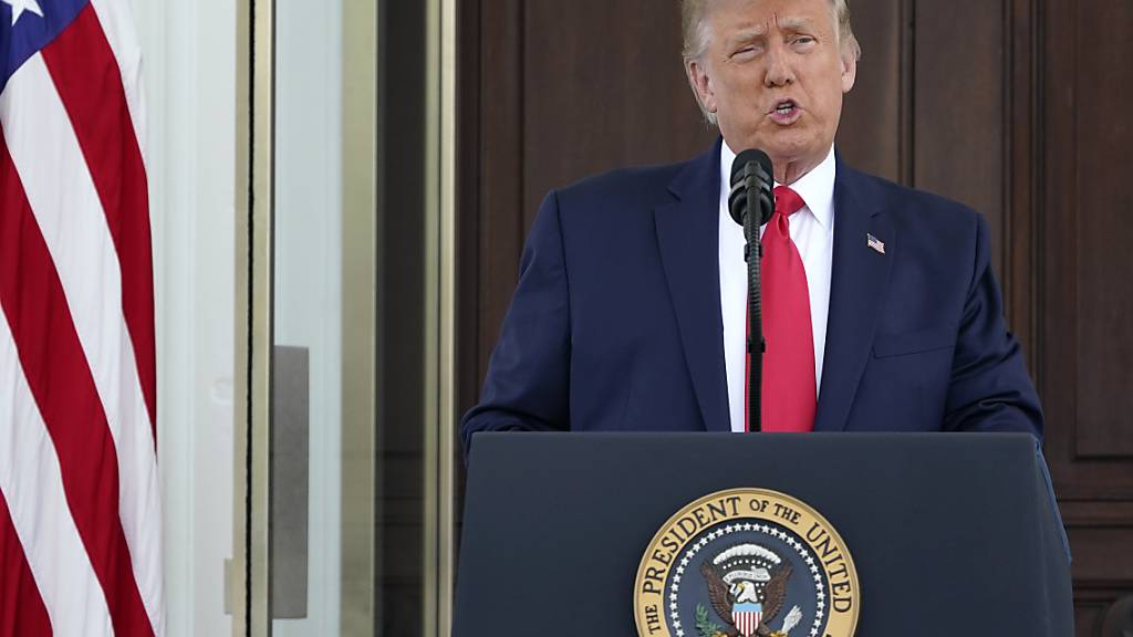 Donald Trump (l), Präsident der USA, spricht bei einer Pressekonferenz im nördlichen Portikus des Weißen Hauses. Foto: Patrick Semansky/AP/dpa