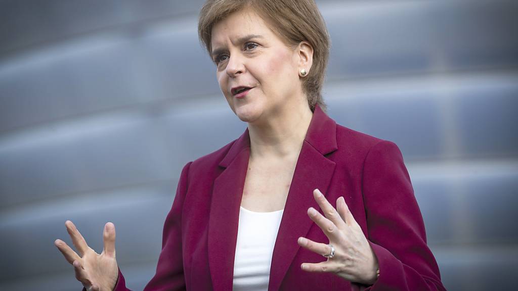 Nicola Sturgeon, Erste Ministerin von Schottland, spricht vor dem Corona-Impfzentrum im SSE Hydro  mit der Presse während ihrer Wahlkampagne für die schottischen Parlamentswahlen. Foto: Jane Barlow/PA Wire/dpa