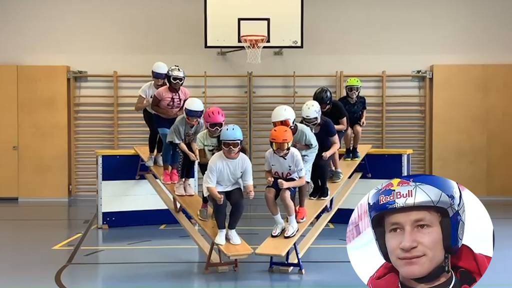 Singen und Tanzen für Marco Odermatt: Primarschüler begeistern Skirennfahrer