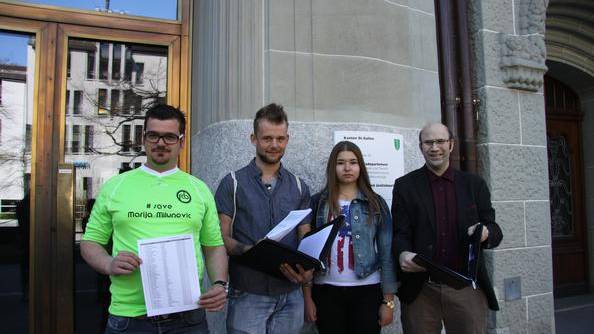 Im April wurde die Petition bei der St.Galler Regierung eingereicht. Marijas Trainer Armin Kekic (links), Petitionsautor Ronny Bruhin, Marija Milunovic und Petitionsautor Yves Müller.