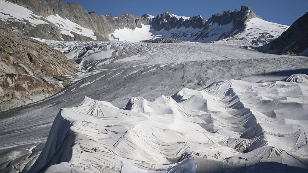 Der Klimawandel hinterlässt in den Alpen zunehmend Spuren. Um ein Abschmelzen des Gletschers zu verhindern, ist der Ausläufer des Rhonegletscher oberhalb von Gletsch am Furkapass im letzten Jahr mit Planen abgedeckt worden. (Archivbild)