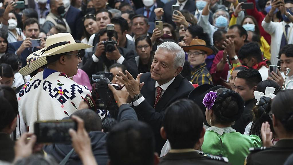 Andres Manuel Lopez Obrador (M.), Präsident von Mexiko, bei der Einweihung des internationalen Flughafens Felipe Angeles (AIFA) in Mexiko-Stadt. Foto: Marco Ugarte/AP/dpa