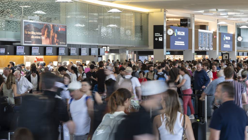 Die Warteschlangen vor den Check-In-Schaltern am Flughafen Zürich waren zum Ferienstart lange.