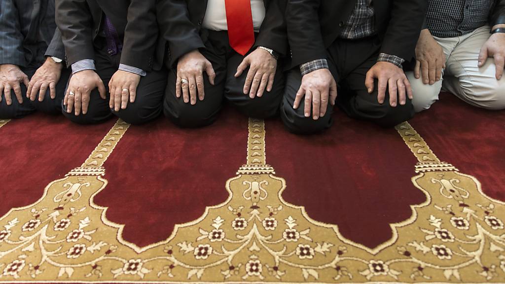 Betende Muslime im Berner Haus der Religionen. An dessen Leistungsvertrag will die Stadt nicht schrauben. (Symbolbild)