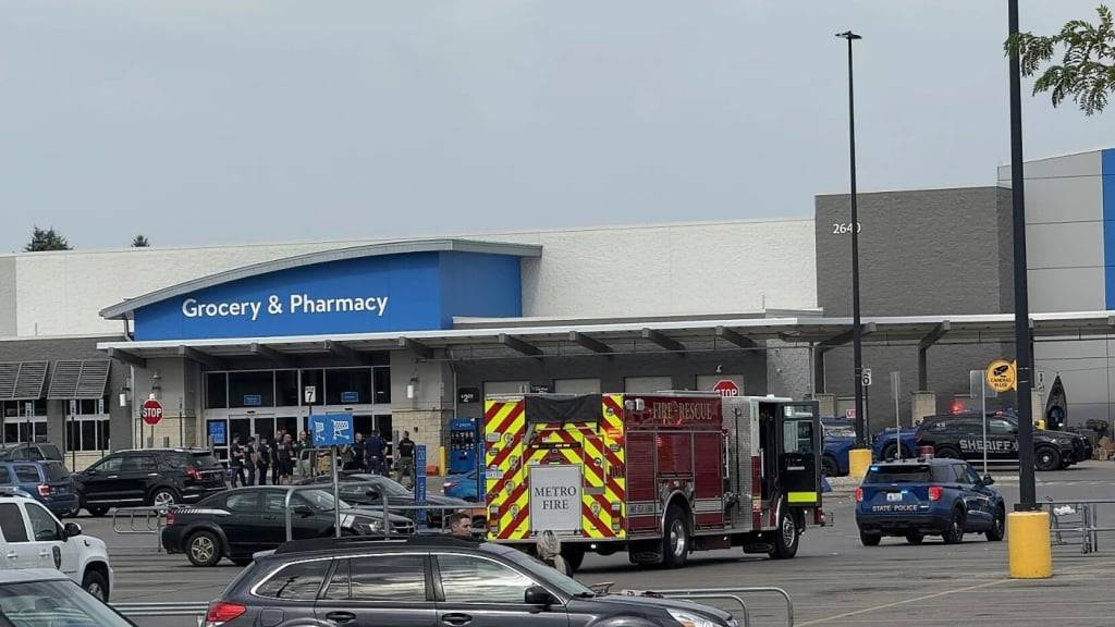 Rettungskräfte sind im Einsatz, nachdem in einem Walmart in Traverse City, Michigan, mehrere Menschen niedergestochen wurden. Foto: Jan-Michael Stump/Traverse City Record-Eagle/AP/dpa
