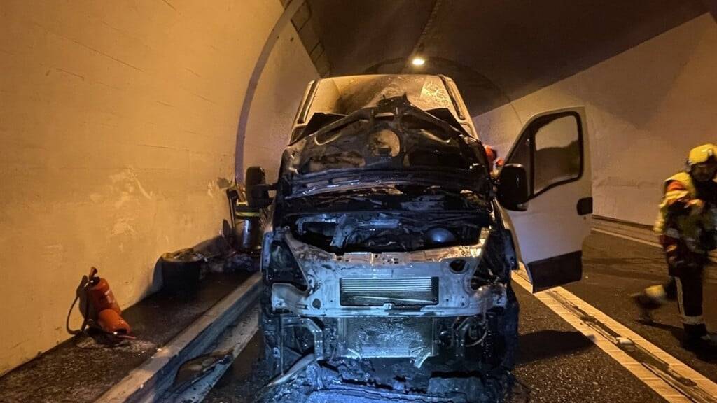 Der Lieferwagen geriet im Motorraum in Brand und brannte im Bargias-Tunnel auf der A13 bei Zillis GR aus.