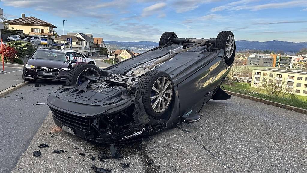Das eine Auto landete beim Unfall in Wollerau auf dem Dach.